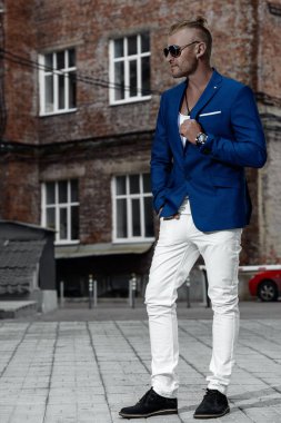 Şehirde yürüyorum. 