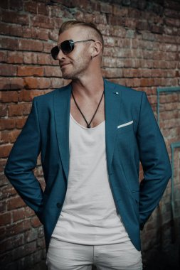 Şık takım elbiseli adam