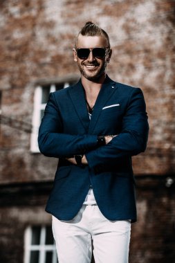 gülümseyen yakışıklı adam