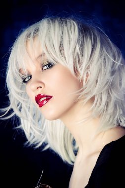 parlak bir makyaj ile kız