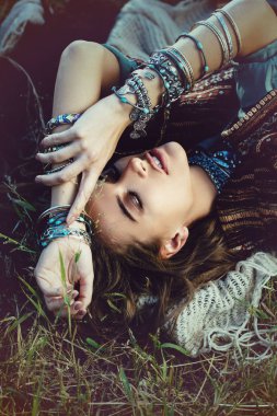 Çimlere yatan kız