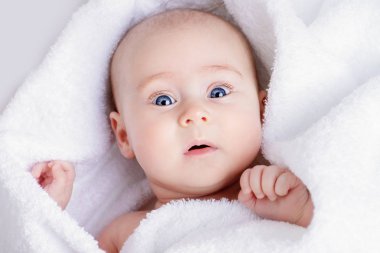 havlu sarılmış çocuk