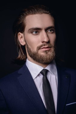 ciddi yakışıklı adam