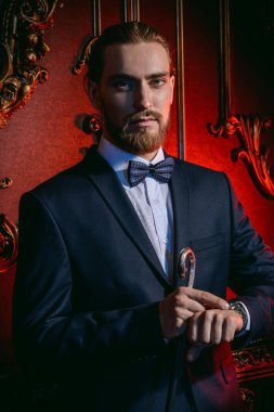 iyi giyimli heybetli adam