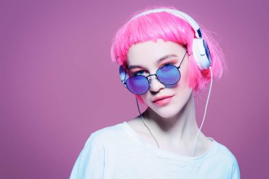 pembe bir dalga üzerinde