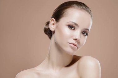 çıplak genç kadın