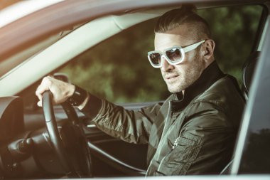 yakışıklı adam sürüş araba