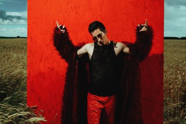 profesyonel yakışıklı modeli