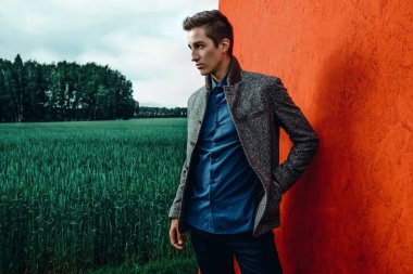 İtalyan yakışıklı adam