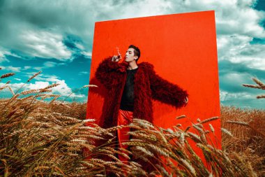 bulutlu gökyüzü ve bir alan