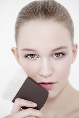 bir fırça ile Bayan