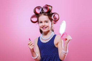 oldukça neşeli kız