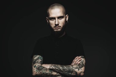 dövmeli elleri olan adam