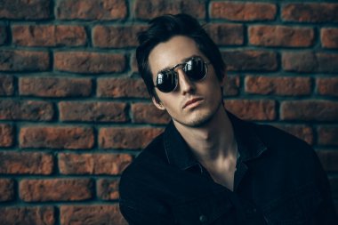 güneş gözlüklü esmer adam