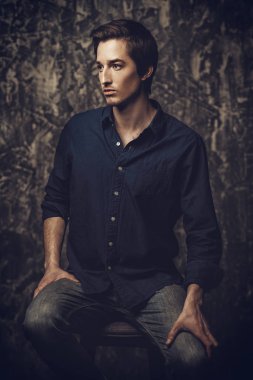 mavi tişört ve kot pantolon