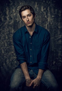 Mavi tişörtlü adam 