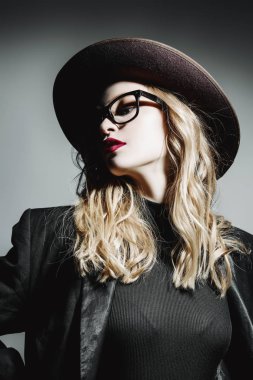 Bayan gözlük ve şapka ile