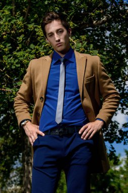 şık giysileriyle adam