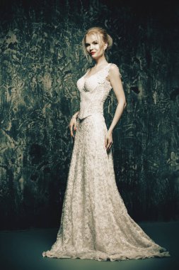 Beyaz dantel uzun elbise