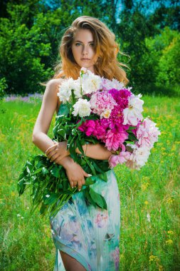 Bayan yaz çiçek ile