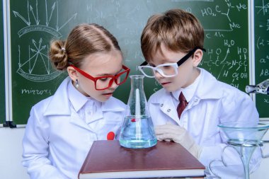 iki akıllı öğrenciler