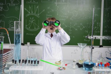 okul çocuğu dürbün ile görünüyor