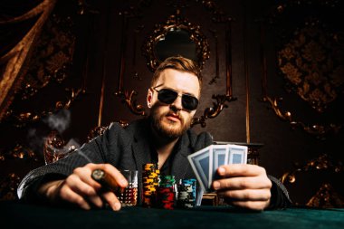 Puro sigara ve bir casino poker oynamaya zengin Olgun biri. Kumar, iskambil ve rulet.