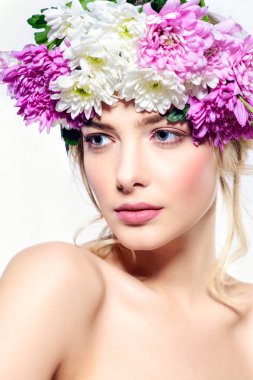 Yakın çekim çiçek çelenk şehvetli bahar kadın portresi. Güzellik, kozmetik. Kalıcı makyaj. Beyaz arka plan.
