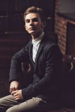 Şık giysileriyle kütüphanede poz akıllı öğrenci çocuk. Moda. Eğitim kavramı.