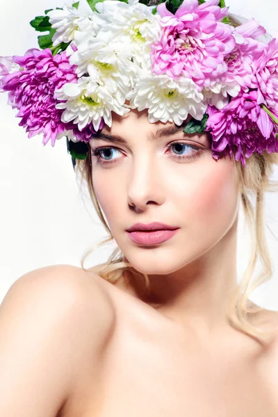 Yakın çekim çiçek çelenk şehvetli bahar kadın portresi. Güzellik, kozmetik. Kalıcı makyaj. Beyaz arka plan.