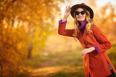 Güzelin neşeli beklentisi