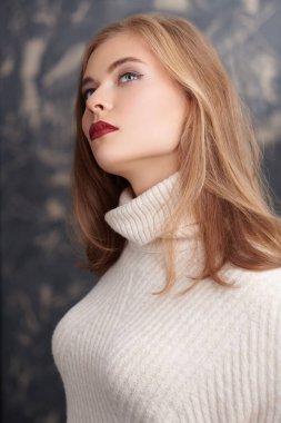 Yünlü kazaklı kadın.