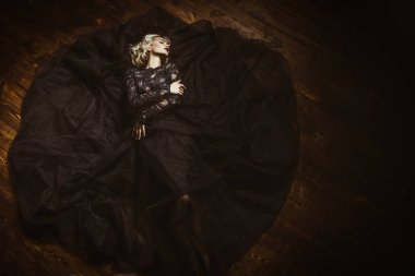 Bayan yerde yatıyor.