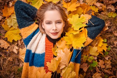 Düşen yapraklara uzan.