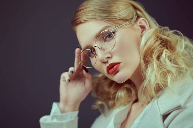 modern gözlük tarzı