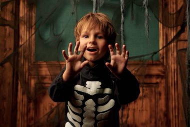 Çekici küçük iskelet