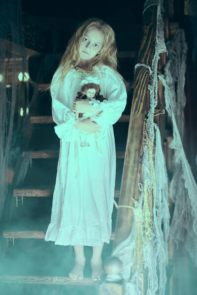 Брошенная маленькая леди-призрак
