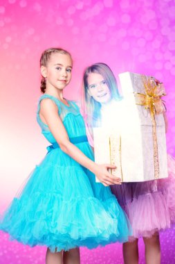 kız kardeşler için bir hediye açmak