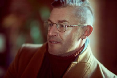 Zarif kıyafetler ve gözlükler.