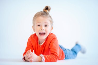 güzel kız gülerek