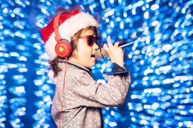 Genç çocuk şarkı söylüyor.