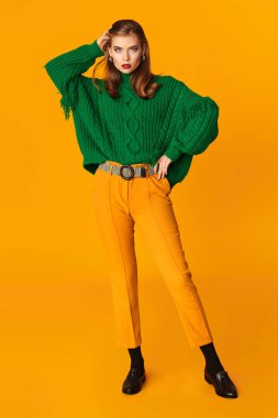 Gençler için şık parlak elbiseler.