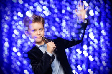 Diskoda şarkı söylemek.