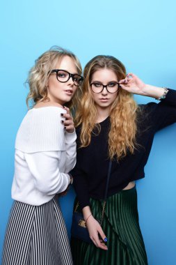 neşeli genç kadınlar