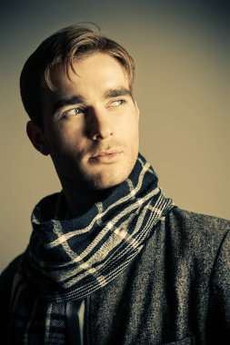 Yüzünde sakal olan adam.