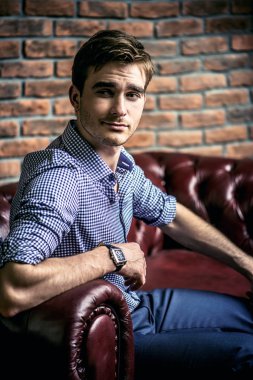 Tatlı bir çocukla flört ediyor.