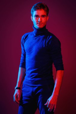 Günlük giysiler içinde kendine güvenen bir adam.