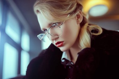 Çekici görünümlü bir sarışın.