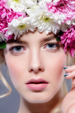 çiçek kafa çelenk