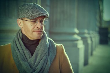 şık giysileriyle erkekte